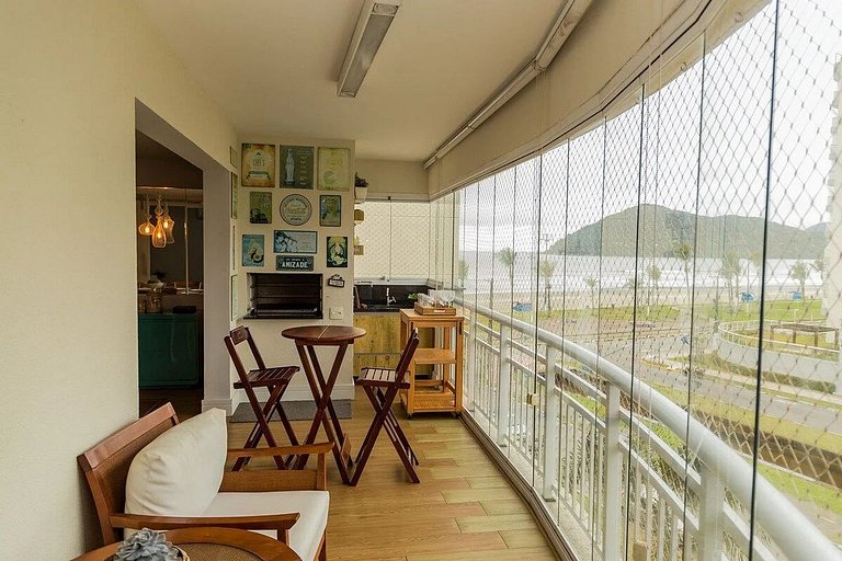 Cozy Apartment in front of the Sea