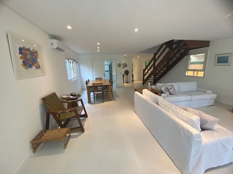 Casa em Juquehy. Ótima localização a 50 m da praia