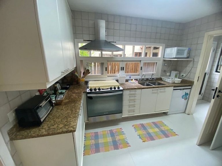 House in Juquehy. Great location 50m from the beach