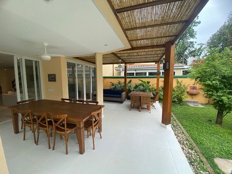 House in Juquehy. Great location 50m from the beach