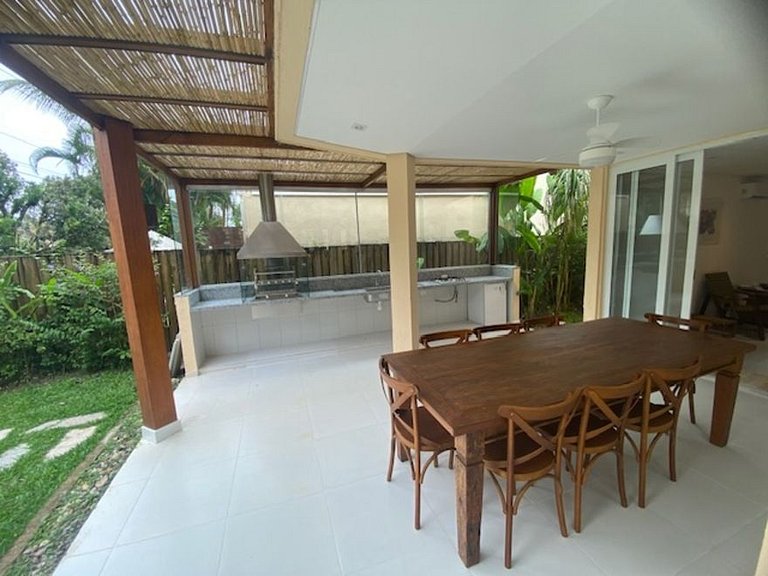 House in Juquehy. Great location 50m from the beach