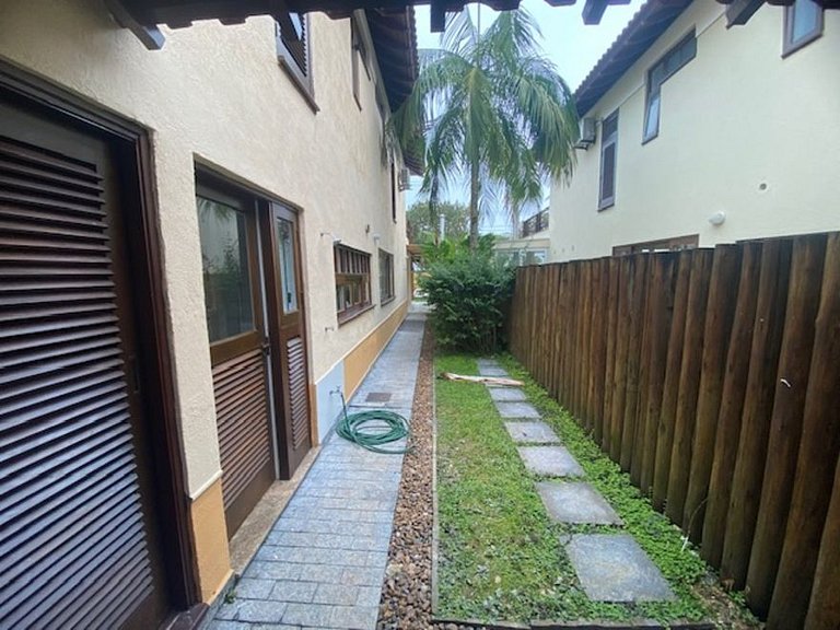 House in Juquehy. Great location 50m from the beach