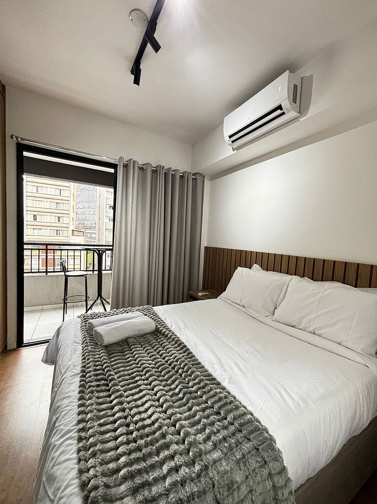 Studio with Balcony and View · Anhangabaú Metro