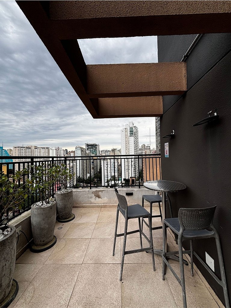 Studio with Balcony and View · Anhangabaú Metro